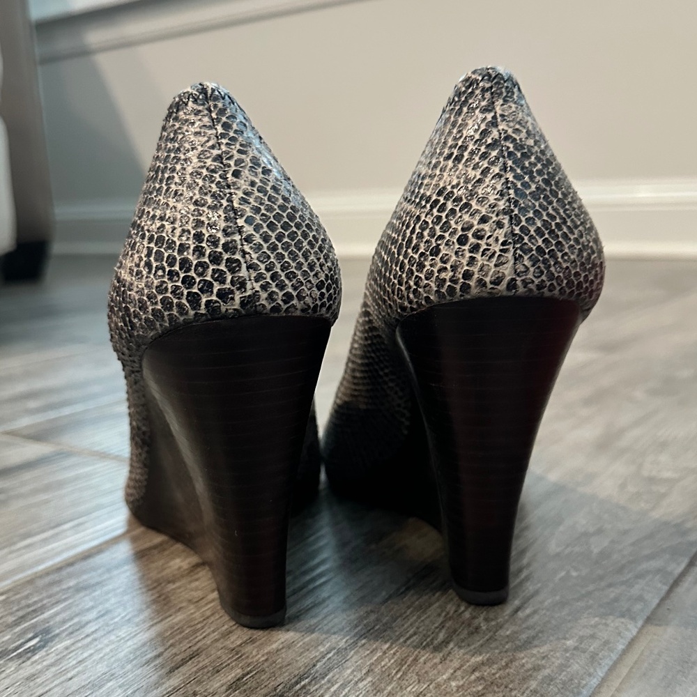 Tory Burch Snakeskin Wedges - Size 10 - Picture 6 of 15